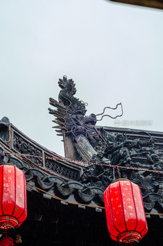 雨中的红灯笼和青瓦房