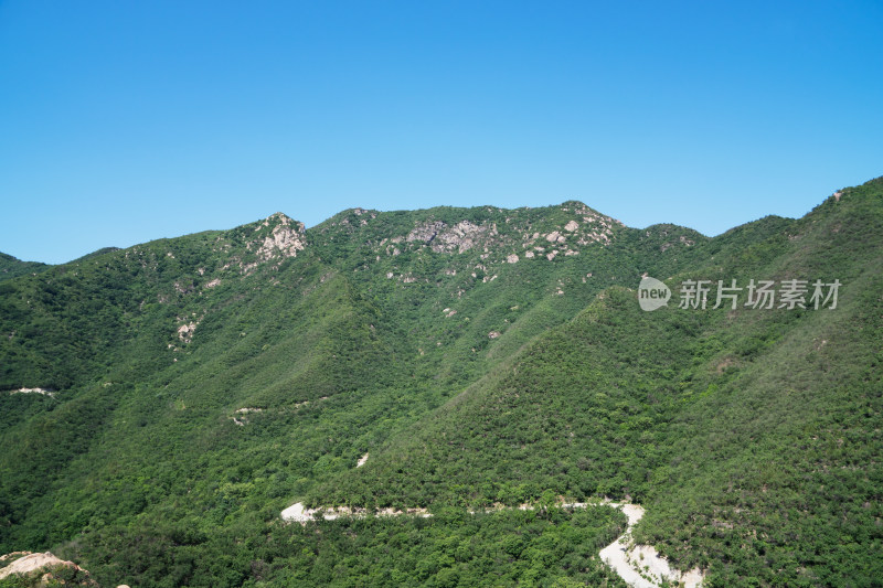 夏季登山远眺绿油油的山体