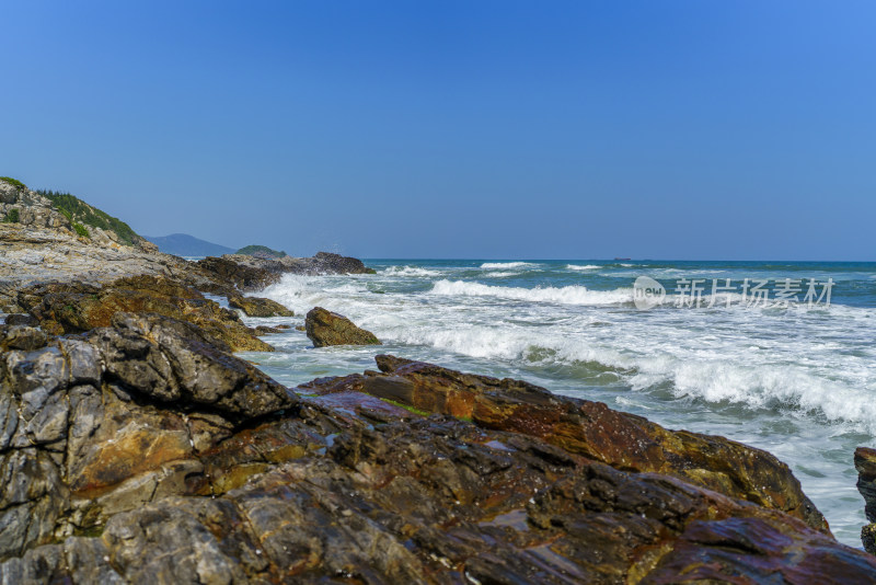广东惠州黑排角海浪拍击岩石的壮丽瞬间