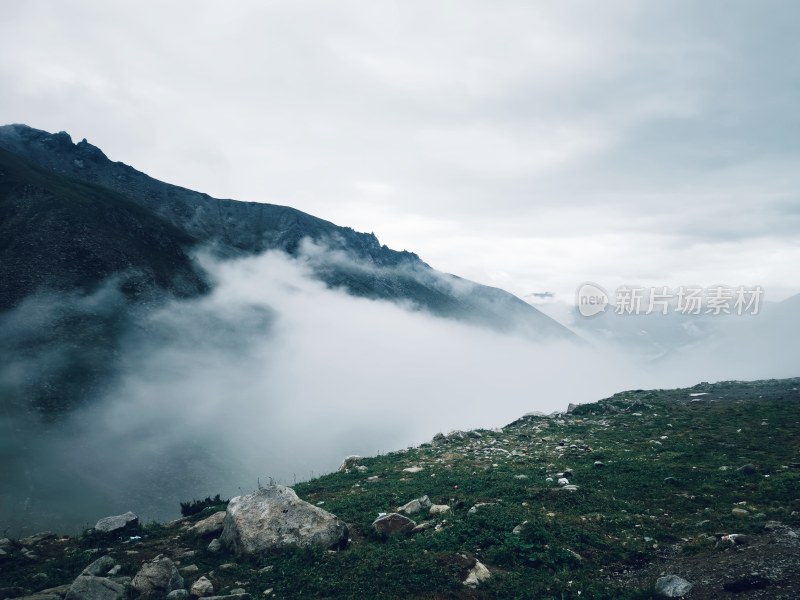 新疆独库公路云雾中的山峰