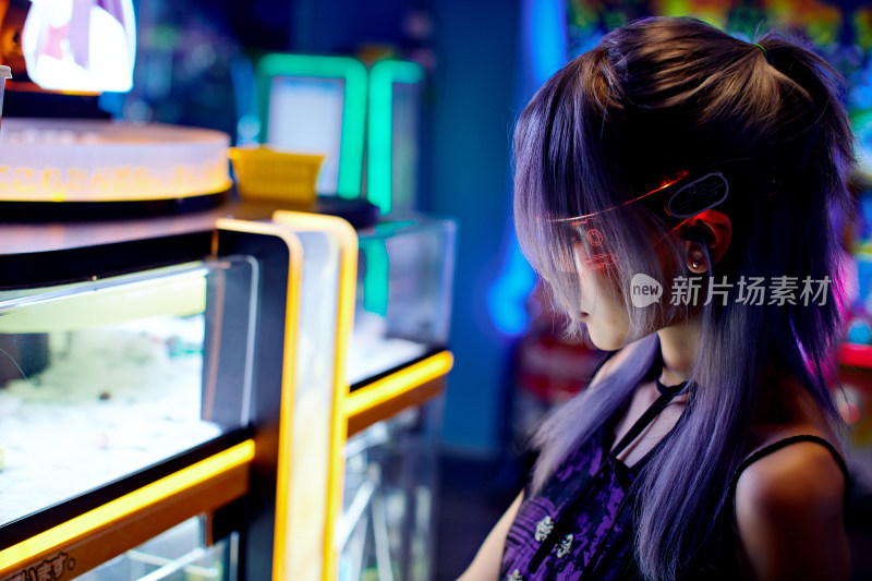 在电子游戏娱乐城玩耍的亚洲时尚少女