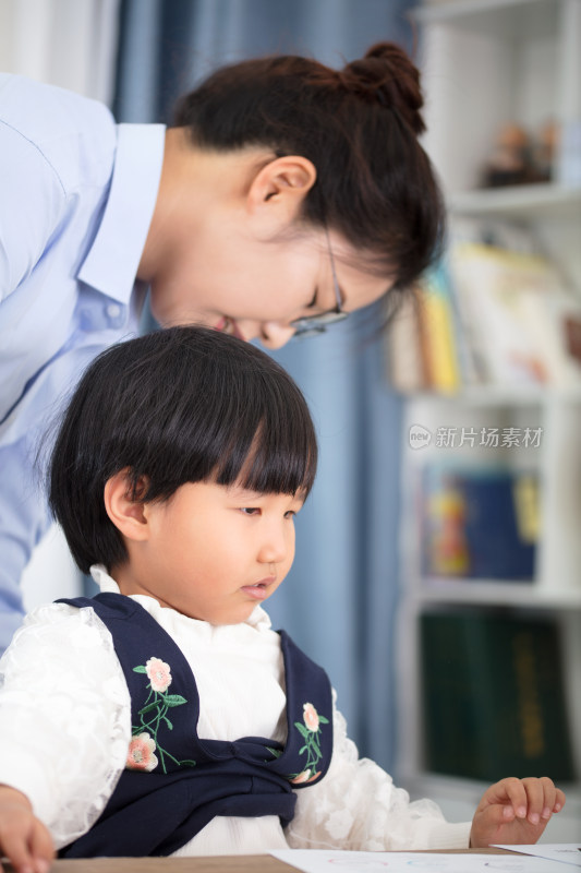 妈妈给女儿穿衣服