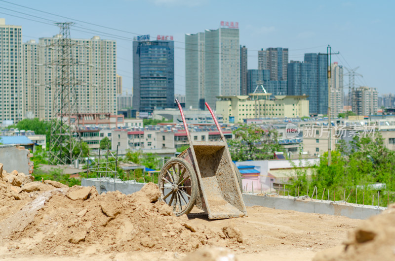 城市工地上的一辆旧手推车