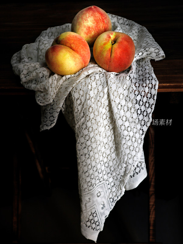 木桌子桌布上摆放着夏天新鲜水果水蜜桃