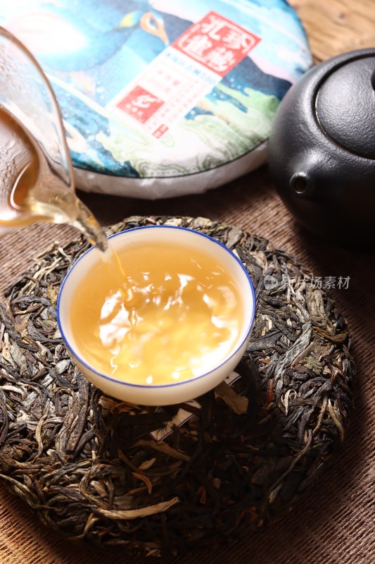 孔珍藏孔雀图案普洱茶饼