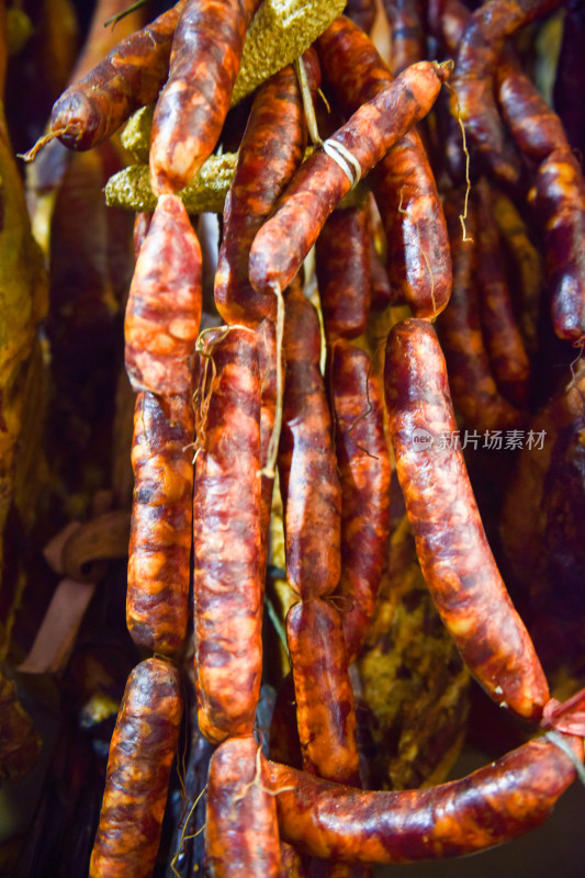 农村火炕熏制腊肉特色美食