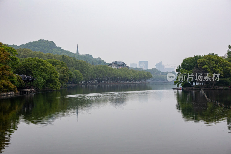 杭州西湖孤山看保俶塔倒影景观