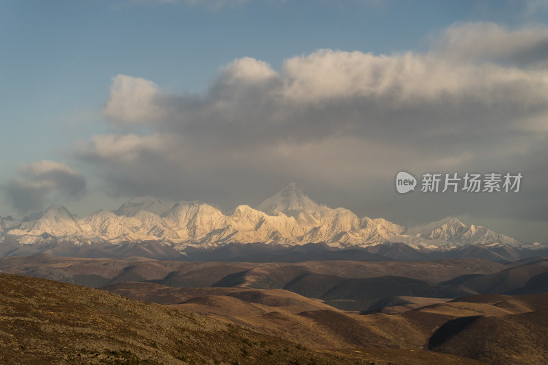 辽阔高原上的壮丽贡嘎雪山远景