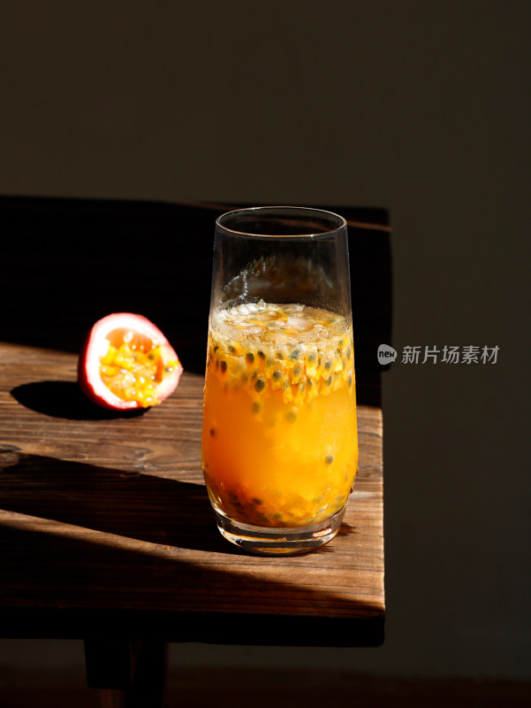 阳光照射的午后，木桌子上摆放着果汁饮品