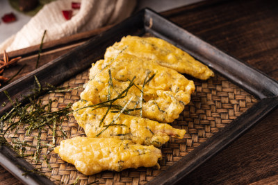 中餐美食一盘海苔炸小黄鱼