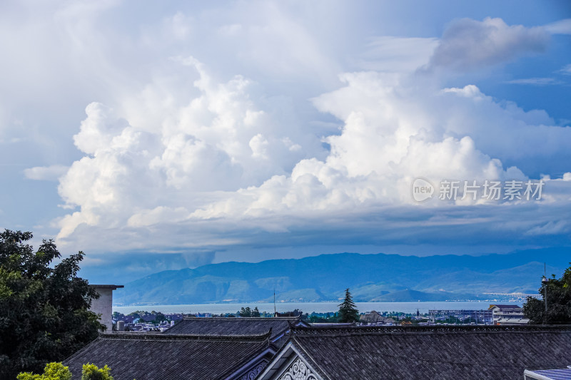 远山湖水白云间