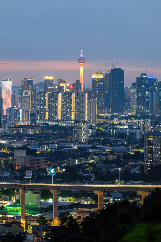 马来西亚吉隆坡电视塔日落夜景