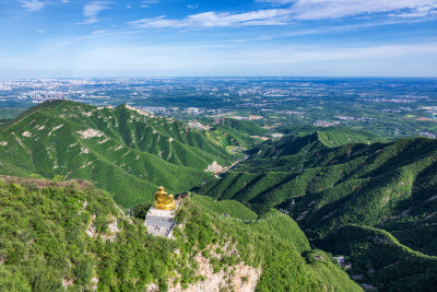 北京千灵山风景区大金佛俯瞰城市