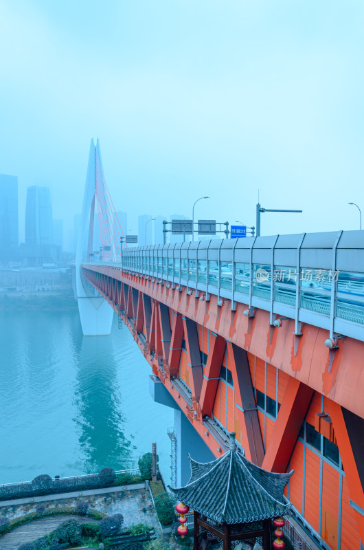 雨雾天气里的重庆千厮门嘉陵江大桥