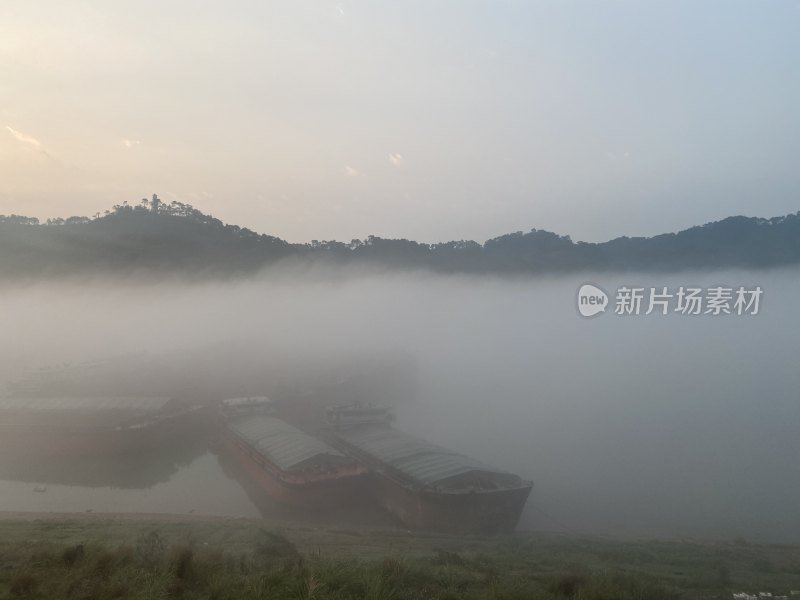 广西梧州西江江面上的船只