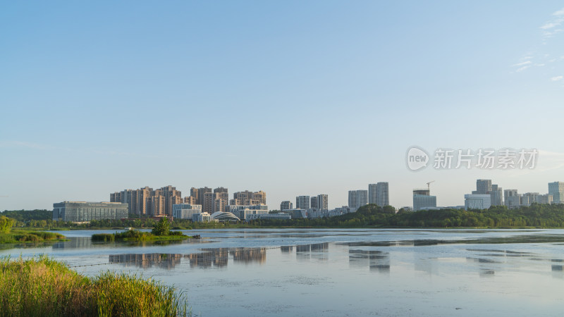 湖面倒映下的现代化城市建筑