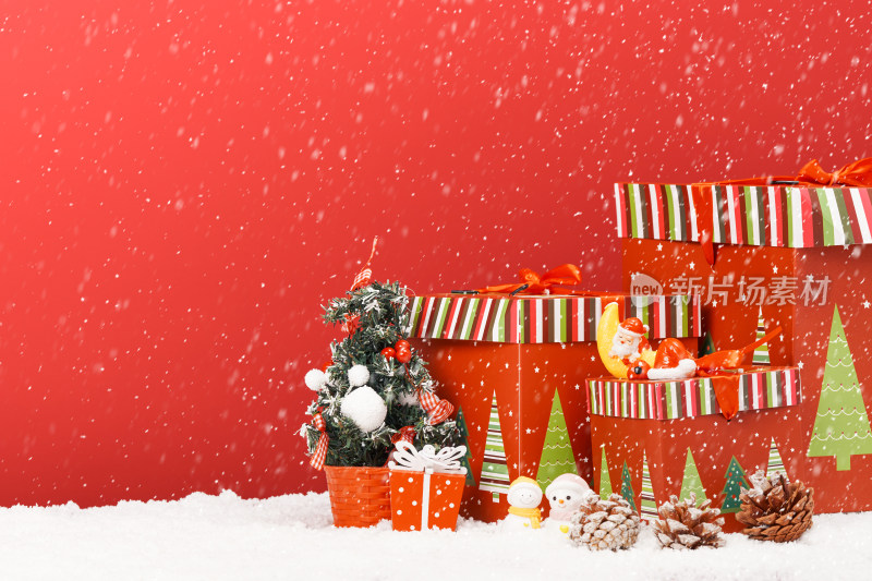 飘着雪花的圣诞节礼盒装饰背景素材