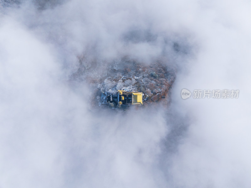 航拍雪后云海上雾中山顶寺庙秦岭南五台