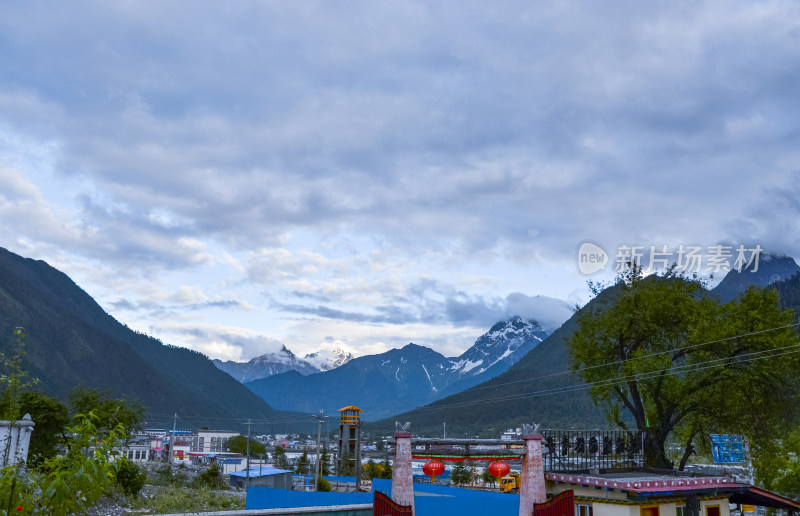 西藏波密镇城市建筑与雪山自然景观
