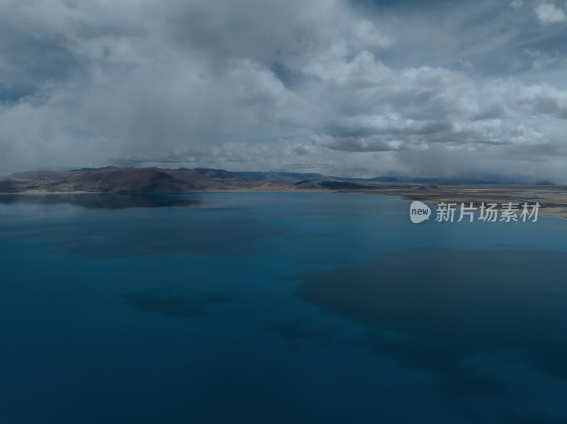 西藏日喀则佩古措蓝色湖泊大环线高空航拍