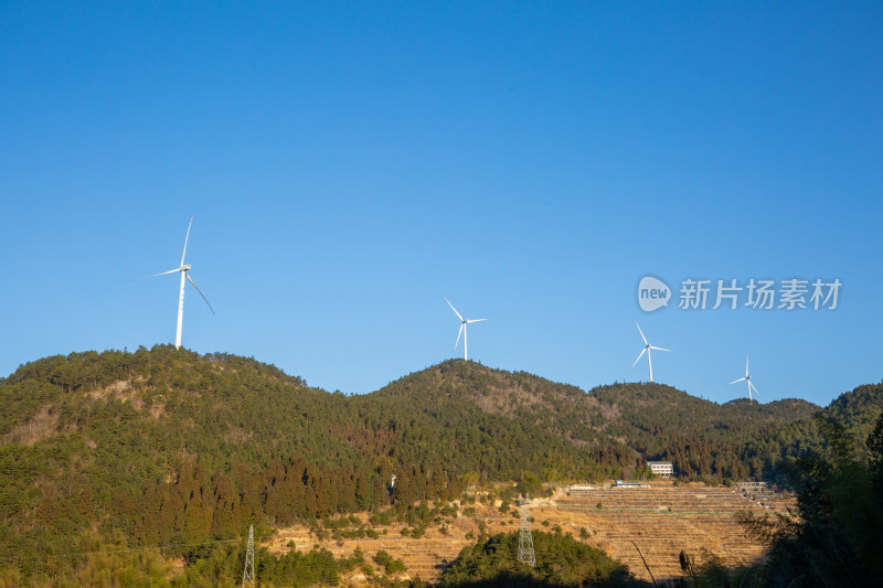 山上的风力发电机组风景