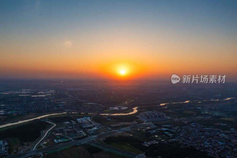 夕阳下的河流全景