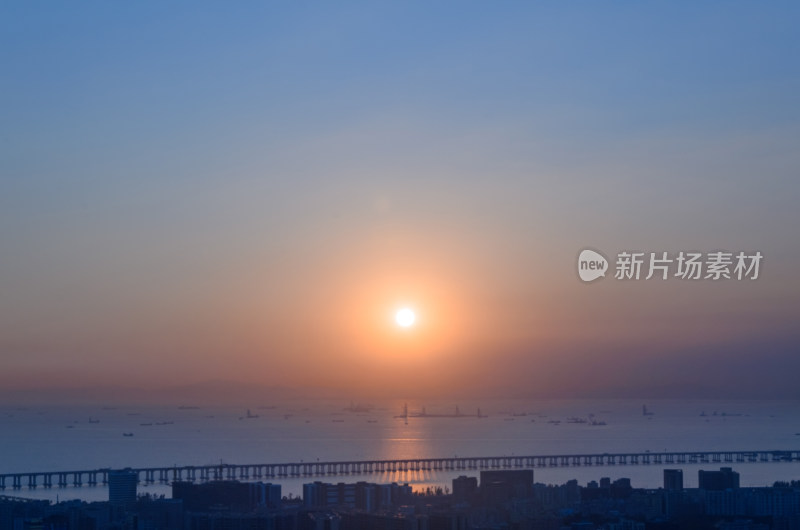 深圳宝安铁仔山公园山顶俯瞰海湾夕阳落日