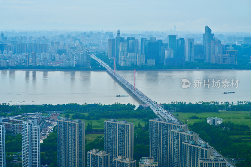 浙江杭州滨江的快速路和机场公路的城市风光