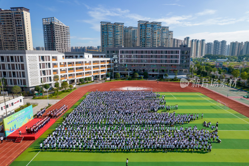 航拍学校校园操场足球场