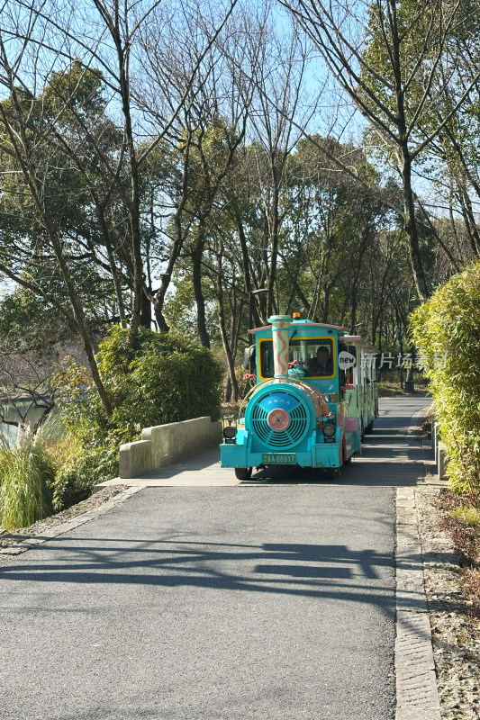 杭州西溪湿地行驶着的可爱观光小火车