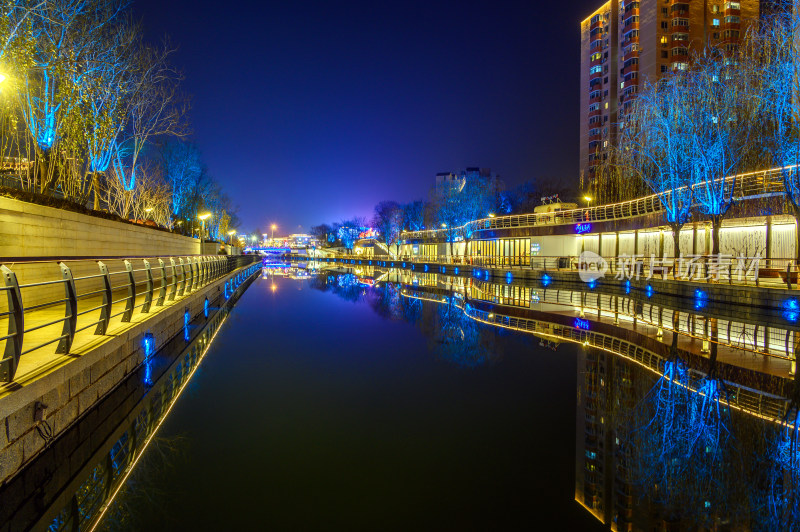 北京城市夜景彩色灯光秀与水面倒影