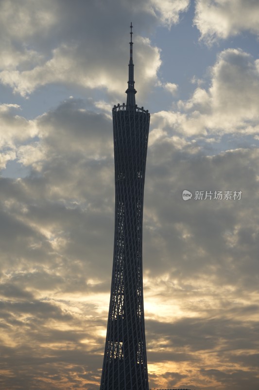 广州塔暮色中璀璨夜景的壮观景象