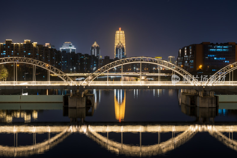 冬季郑州CBD绿地中心摩天大楼夜景风光