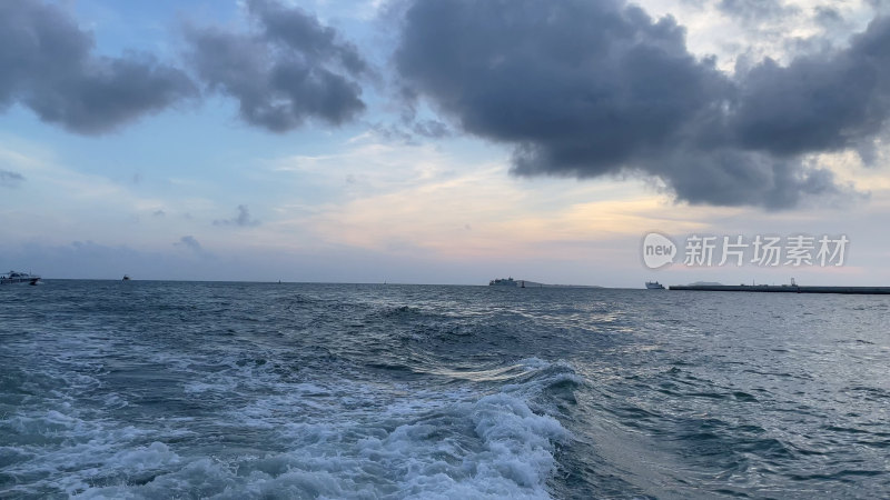 海上航行时的海面浪花与天空