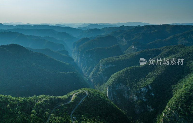 乌蒙山深处盘山公路