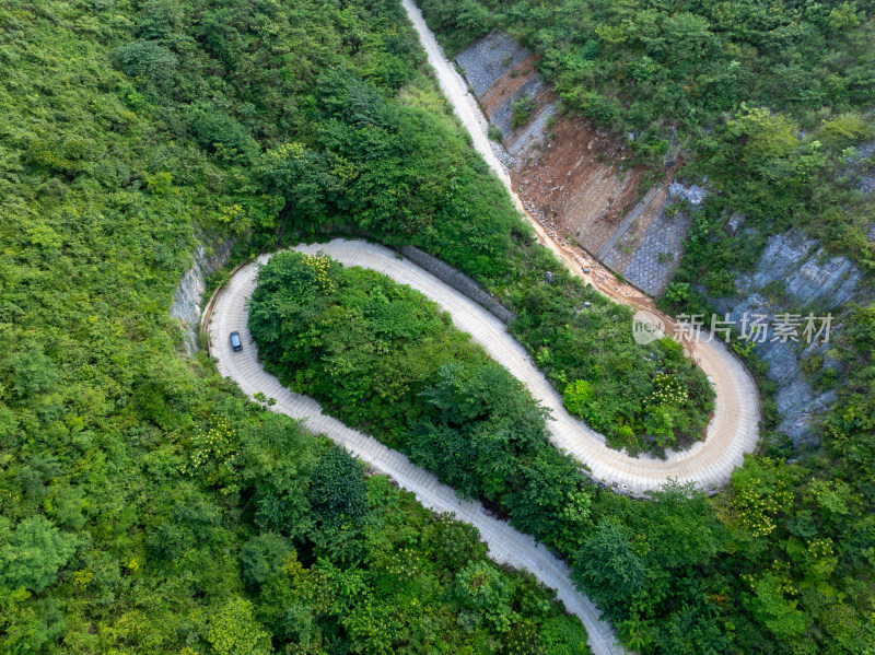 乌蒙山深处盘山公路