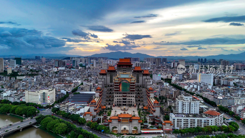 夕阳下的广西玉林云天文化城航拍图