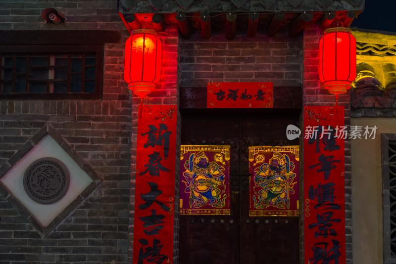 春节新年农家大门张灯结彩红色对联大红灯笼
