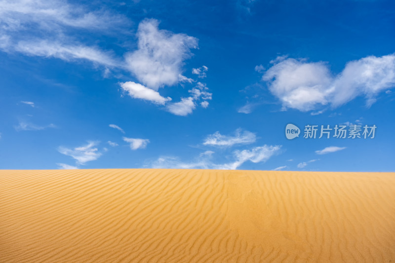 蓝天白云下的沙漠背景