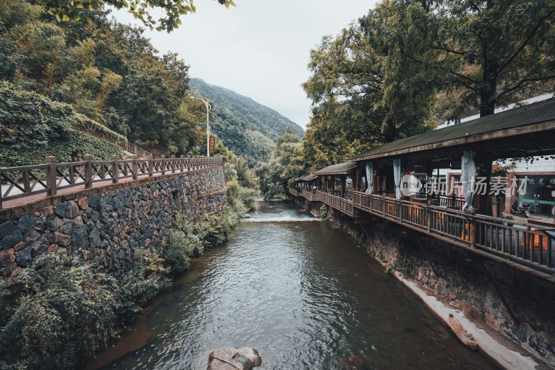 山谷之间江南水乡美景