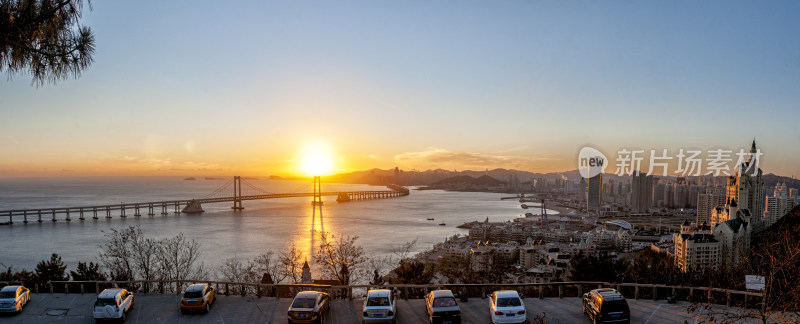 海上大桥边城市的日出全景