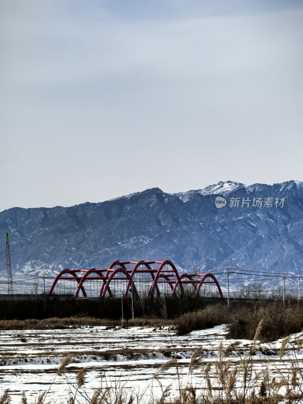 雪山下的红色拱形建筑