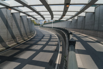 城市中的拐弯隧道，道路背景