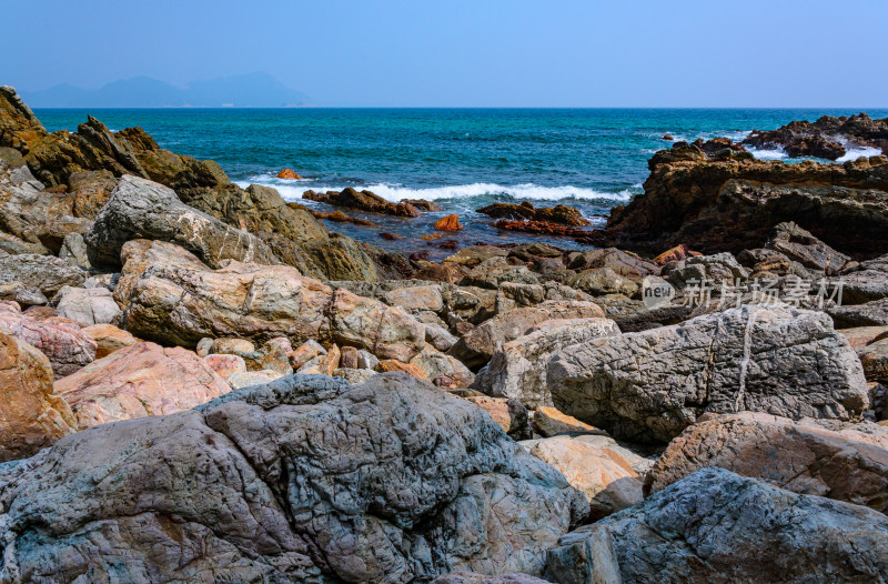 深圳大鹏半岛东西涌海岸线穿越海岸礁石海景