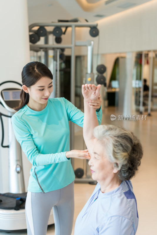 老年女子在私教的指导下健身