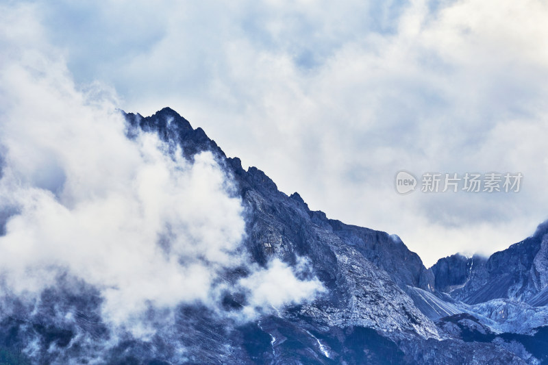 云海中的玉龙雪山