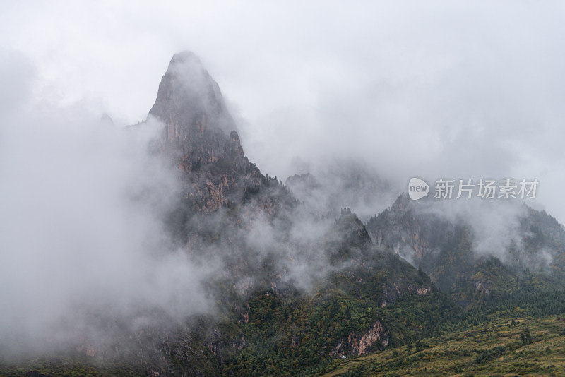 云雾缭绕的森林山峰