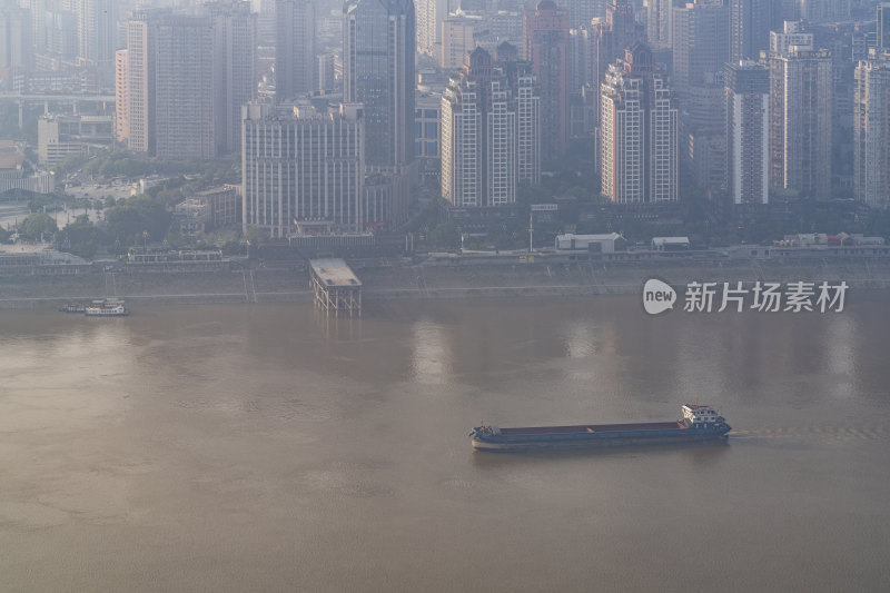 长焦视角下的重庆涪陵城市建筑与长江货轮