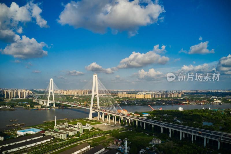 横跨黄浦江的大桥