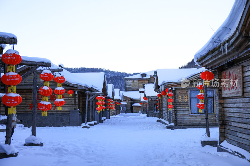 冬天大雪新年挂灯笼村庄